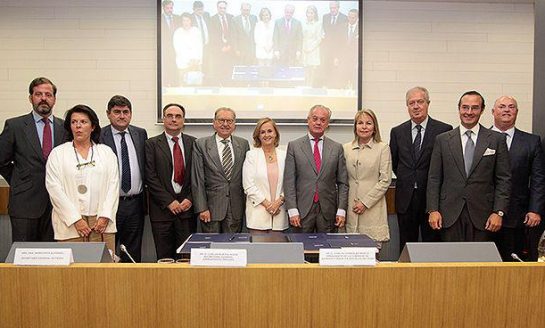 Firma del Pacto en Defensa de la Sanidad Privada Española,  auspiciado por la CEOE