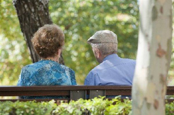 Más de cuatro de cada diez personas mayores ayudan económicamente a su familia o amistades, según el informe del  Barómetro MayoresUDP