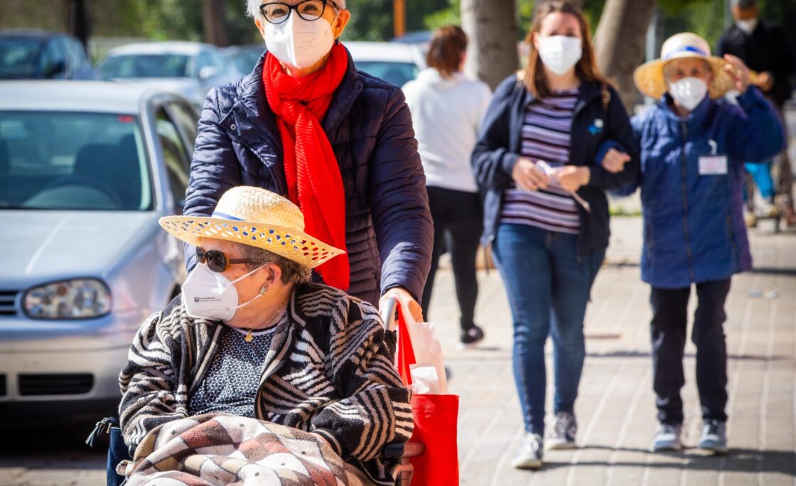 Los residentes de Savia salen de paseo a la calle tras ser vacunados