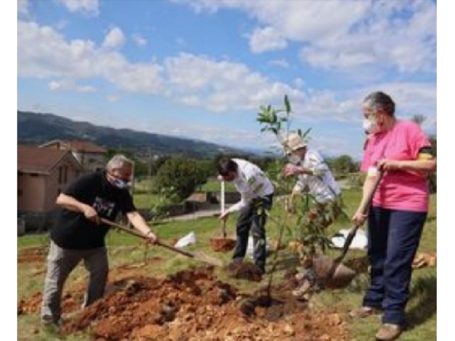 Axuntase planta árboles en el complejo intergeneracional de Caraviés