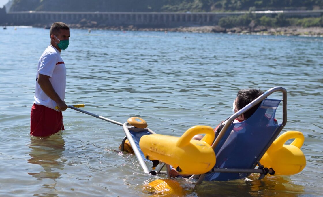 Cruz Roja brinda el servicio de baño asistido en 57 playas