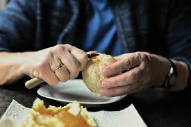 Siero abre el plazo para solicitar el servicio de comida a domicilio para mayores de 65 años
