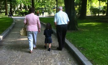 Los nietos, una pieza clave en el bienestar de los abuelos con demencia