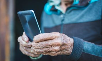 Galicia pone en marcha el teléfono específico de atención administrativa general y preferente para mayores de 65 años