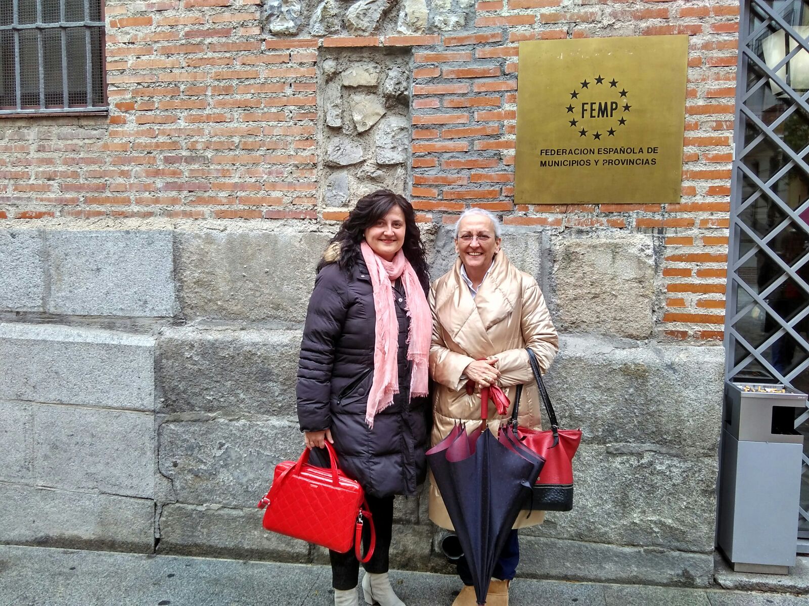 Matilde Fernández y Amelia Fernández, alcaldesa de Candás, en la puerta de la FEMP