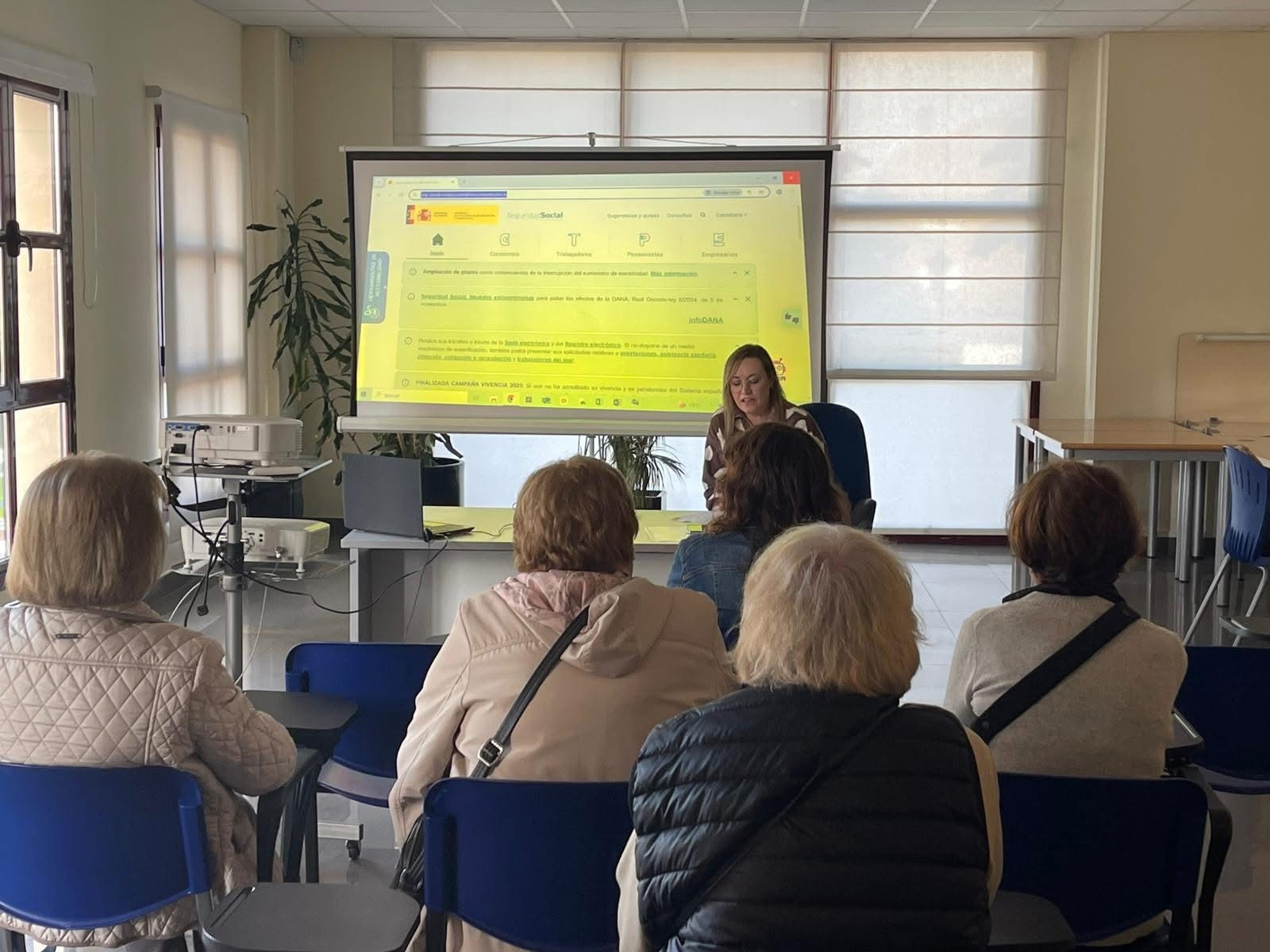 La concejalía de Educación ha puesto en marcha la tercera edición de la ‘Escuela Sénior’ para mayores en centros sociales