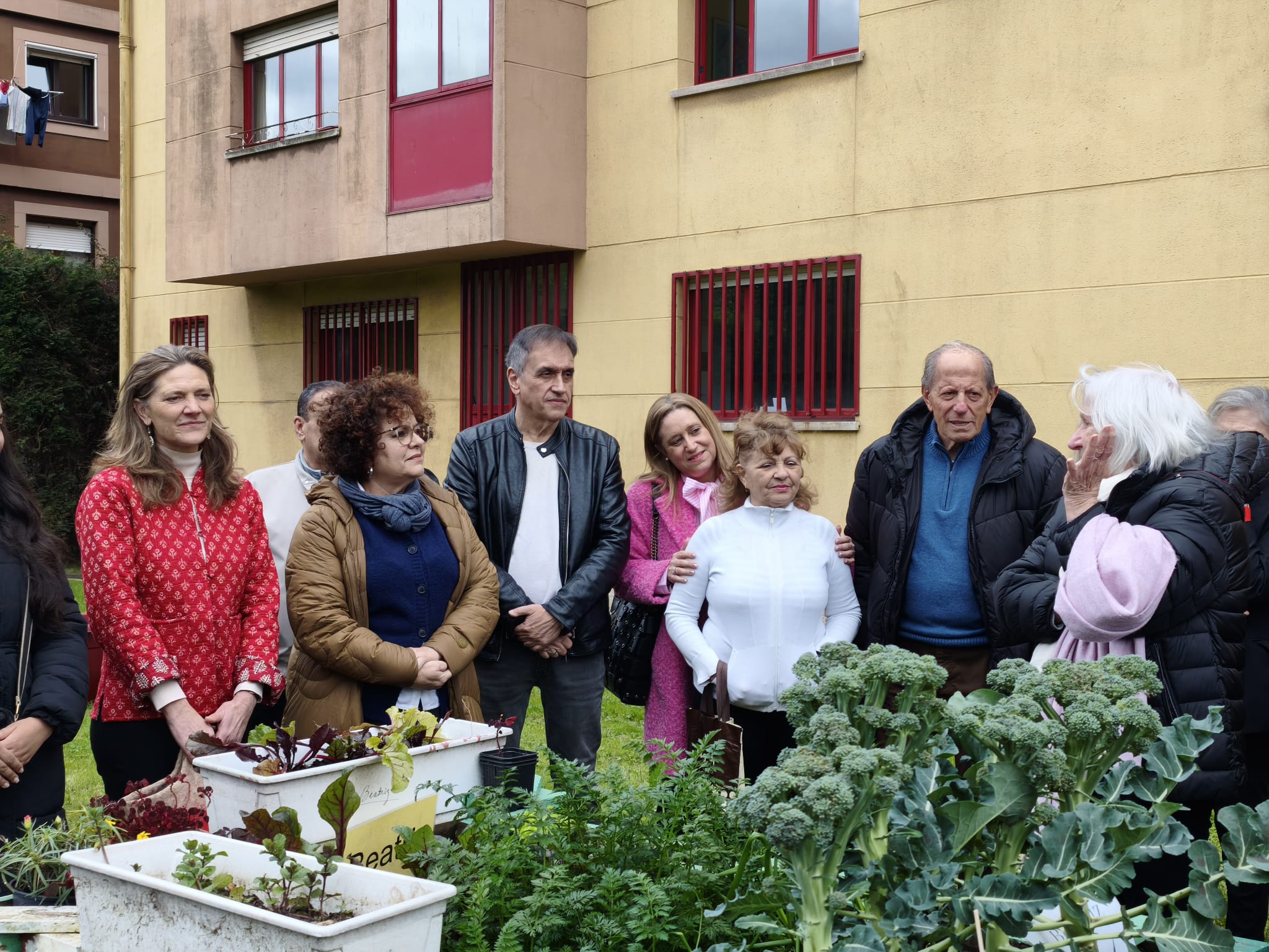 Derechos Sociales impulsa la convivencia intergeneracional con huertos comunitarios en los apartamentos del ERA en Gijón