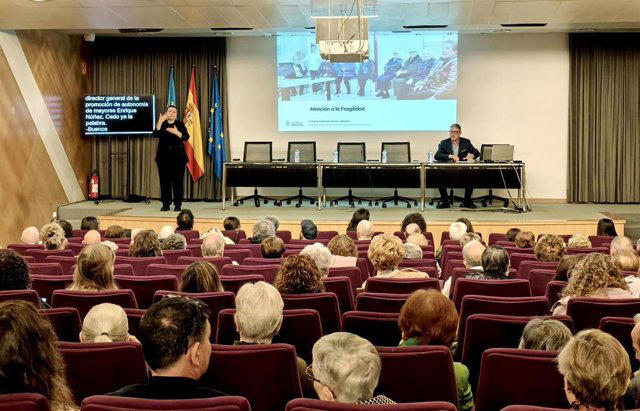 La atención a la fragilidad en los centros sociales mejora la calidad de vida de las personas mayores y refuerza su autonomía