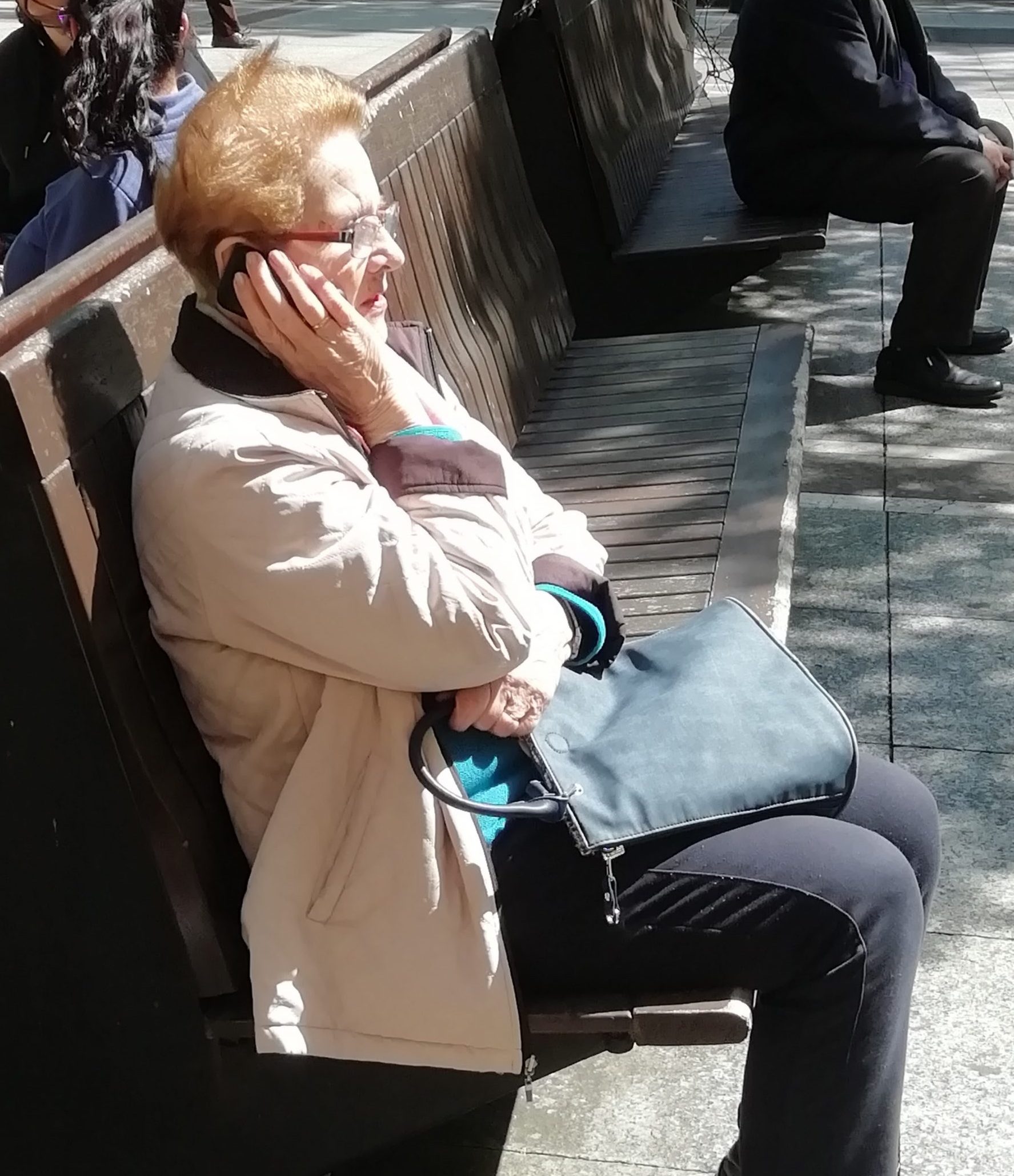 Un teléfono que acompaña: Oviedo refuerza la atención y el apoyo a las personas mayores con una línea gratuita disponible las 24 horas